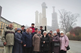 	Inicjatywa odwiedzania kościołów stacyjnych była niedawno na mniejszą skalę prowadzona przez mieszkańców Lędzin i okolic − na zdjęciu odwiedzający w 2019 r. powstającą w Tychach świątynię św. Franciszka i św. Klary.