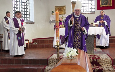 Biskup Krzysztof Zadarko przewodniczył Mszy św. pogrzebowej.