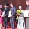 	Nagrodzono m.in. bp. Zbigniewa Zielińskiego, prezydenta Piotra Jedlińskiego i wicemarszałka województwa Tomasza Sobieraja.
