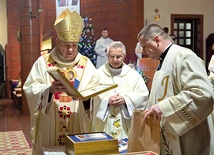 	Malowidła wręczał bp Zbigniew Zieliński.