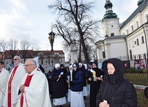 Modlitwę rozpoczęto przed pomnikiem św. Jana Pawła II. 