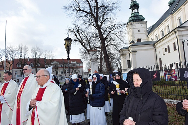 Modlitwę rozpoczęto przed pomnikiem św. Jana Pawła II. 