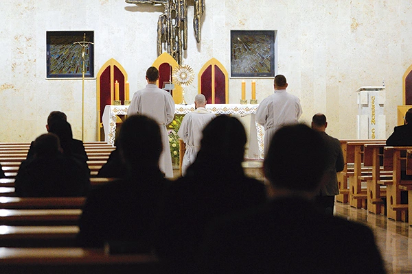 Najpierw trwała adoracja Najświętszego Sakramentu.