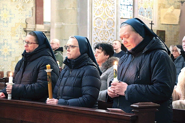 Z procesją płonących gromnic i śpiewem ostatnich kolęd, łączyła się żarliwa modlitwa o nowe powołania do służby Bożej.