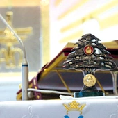 Każdego 28. dnia miesiąca wystawiane są relikwie św. Szarbela.