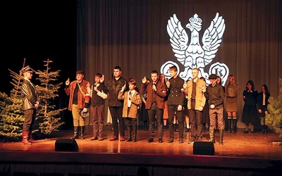 Odtwórcami ról byli aktorzy grupy teatralnej Maska z CKiSz w Połańcu.