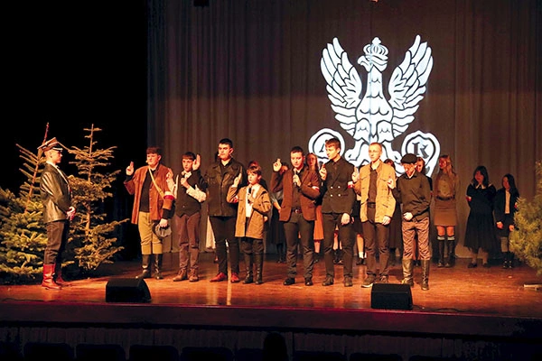 Odtwórcami ról byli aktorzy grupy teatralnej Maska z CKiSz w Połańcu.