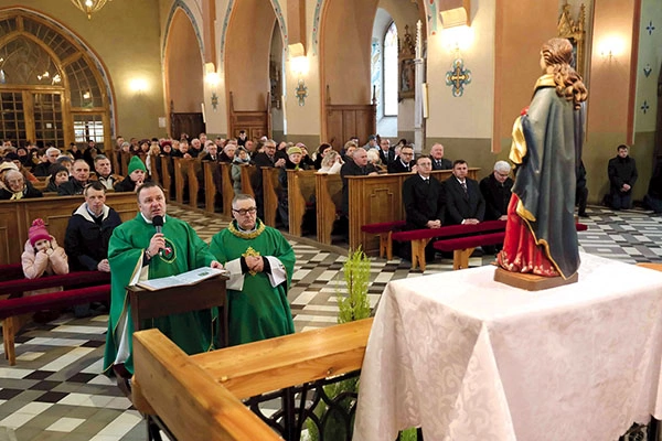 Modlitwa przed figurą patronki.