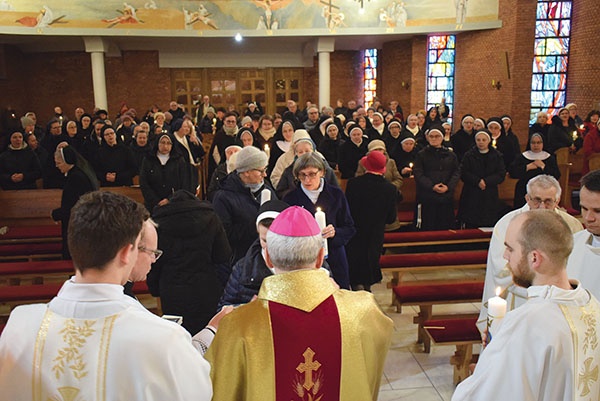 Na terenie diecezji posługuje 80 ojców, 29 sióstr, 9 dziewic konsekrowanych i 2 wdowy konsekrowane.