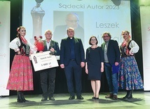 Leszek Migrała (drugi z lewej) z nagrodą i statuetką konkursu.