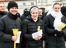 W czasie procesji śpiewali na cześć Maryi i Jezusa.