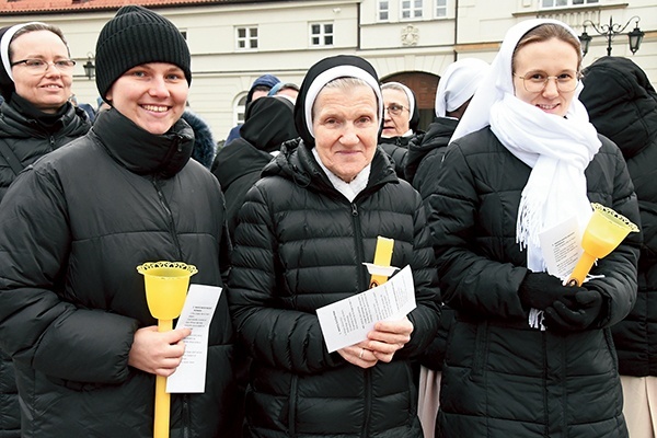 W czasie procesji śpiewali na cześć Maryi i Jezusa.