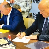 Dokument zostanie przekazany do Kancelarii Prezydenta RP. Od lewej: Tymoteusz Myrda i Mariusz Szpilarewicz.