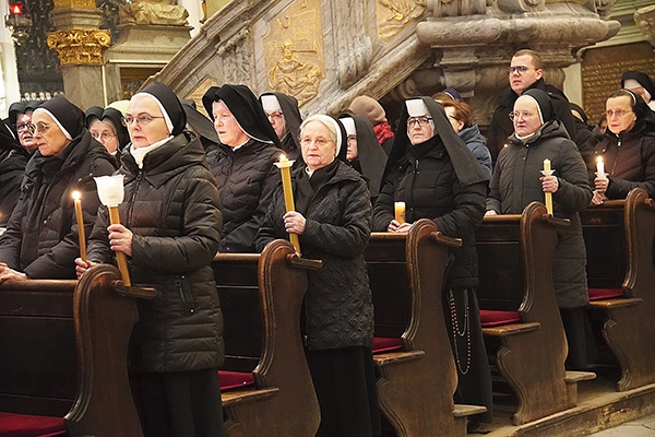 Podczas Mszy św. odbyło się odnowienie ślubów. 