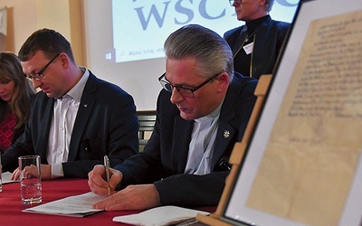 Umowy o przekazaniu i opracowaniu zawartości kapsuły podpisali 31 stycznia dyrektor wschowskiego muzeum i proboszcz kościoła farnego.