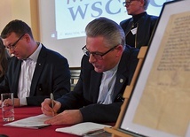 Umowy o przekazaniu i opracowaniu zawartości kapsuły podpisali 31 stycznia dyrektor wschowskiego muzeum i proboszcz kościoła farnego.