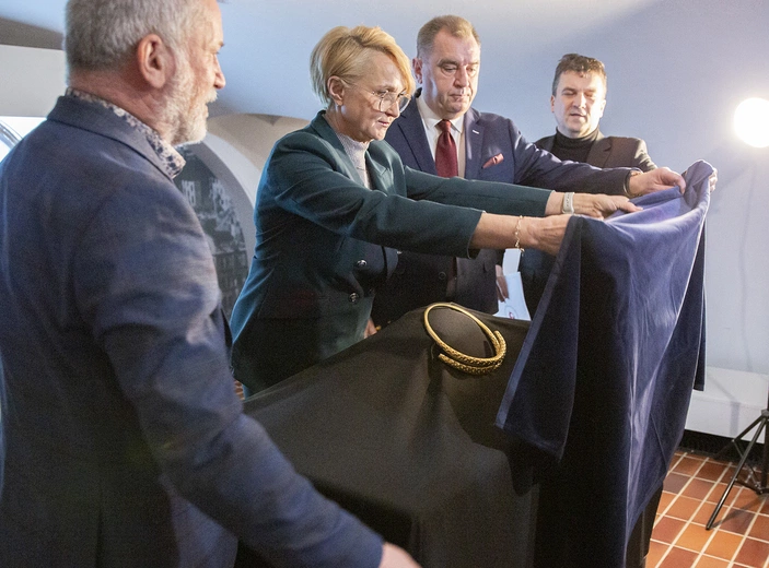 Prezentacja kopii gockiego naszyjnika