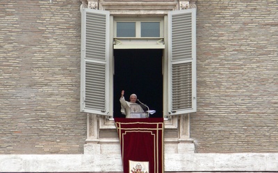 Benedykt XVI naucza z okna w pałacu apostolskim.