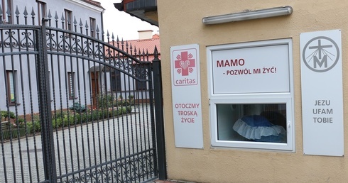 Okno życia znajduje się w domu Zgromadzenia Sióstr Matki Bożej Miłosierdzia przy ul. Struga 31.