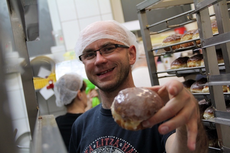 Smażenie pączków na tłusty czwartek