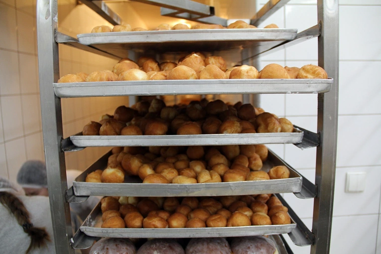 Smażenie pączków na tłusty czwartek