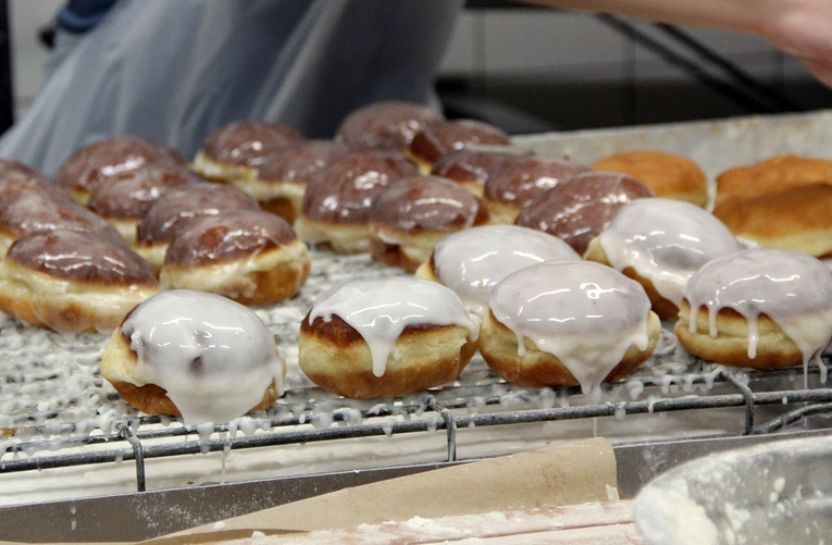 Smażenie pączków na tłusty czwartek