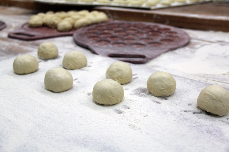 Smażenie pączków na tłusty czwartek