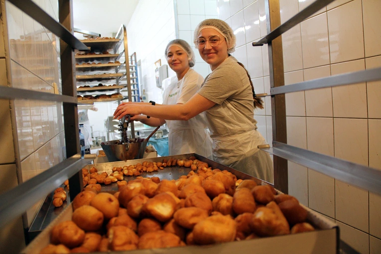 Smażenie pączków na tłusty czwartek