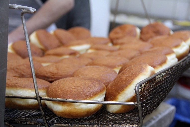 Smażenie pączków na tłusty czwartek