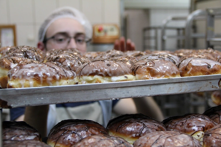 Smażenie pączków na tłusty czwartek