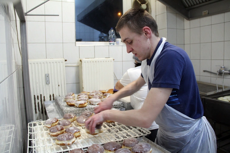 Smażenie pączków na tłusty czwartek