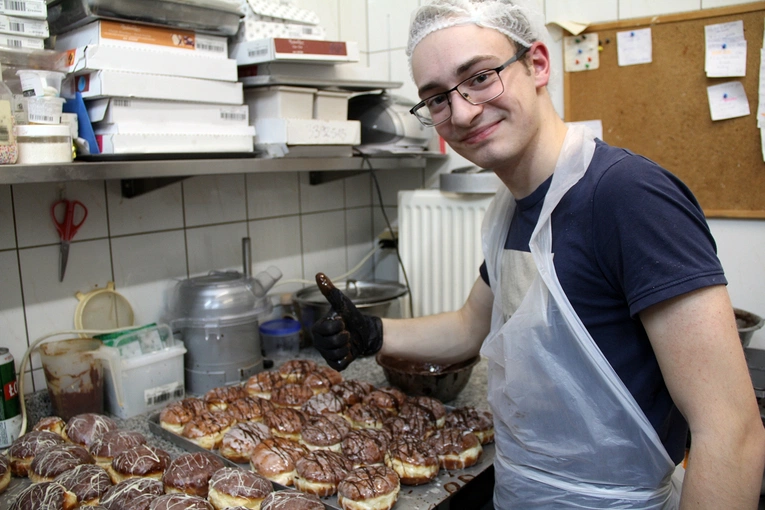 Smażenie pączków na tłusty czwartek