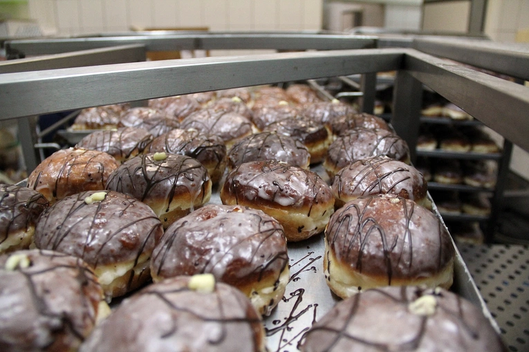 Smażenie pączków na tłusty czwartek