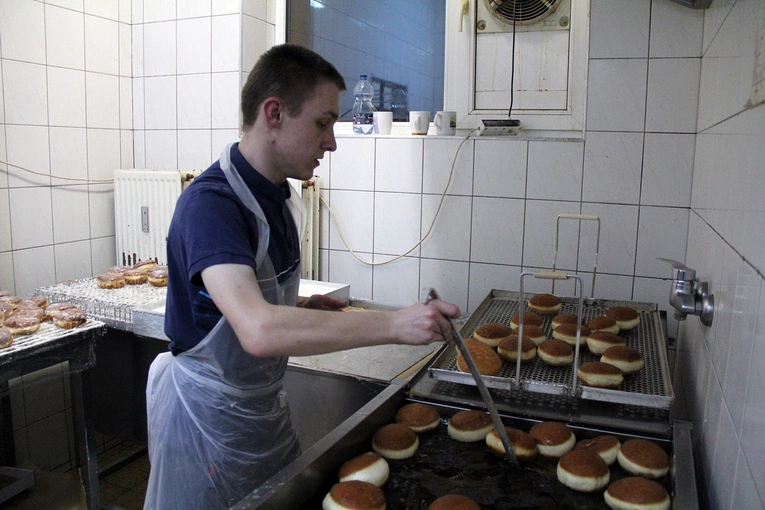 Smażenie pączków na tłusty czwartek