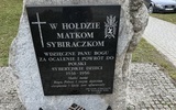 Pomnik poświęcony Matkom Sybiraczkom przy kościele MBKP w Stalowej Woli.