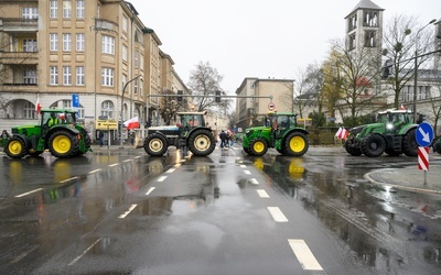 Poznań: Według policji około 1,4 tys. rolniczych ciągników na proteście w centrum miasta