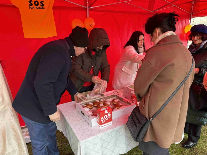 Akcja charytatywna "Wyślij pączka do Afryki"