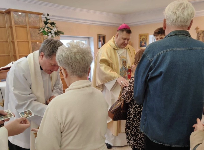 Bp Adrian Put odwiedził chorych w głogowskim szpitalu i hospicjum