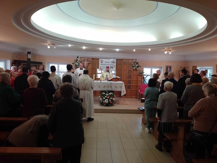 Bp Adrian Put odwiedził chorych w głogowskim szpitalu i hospicjum