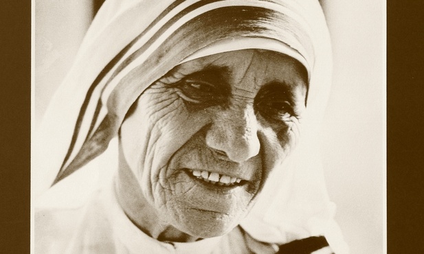 Jan Paweł II karmił w Indiach umierających, one niosą pomoc żyjącym na torach