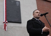 Odsłonięcie tablicy pamiątkowej prezydenta Lecha Kaczyńskiego