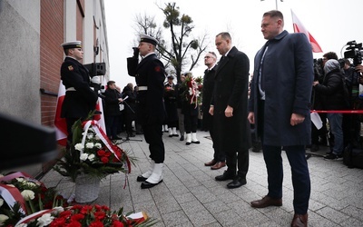 Odsłonięcie taplicy pamiętkowej prezydenta Lecha Kaczyńskiego