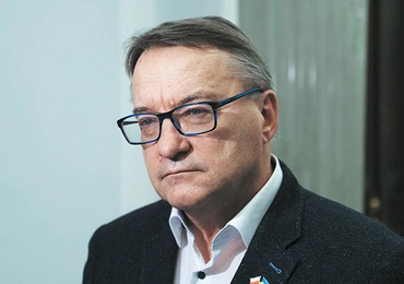 Marek Biernacki prawnik, polityk, poseł PSL. Współautor ustawy o IPN. W rządzie premiera Buzka był ministrem spraw wewnętrznych i administracyjnych, zainicjował utworzenie Centralnego Biura Śledczego w policji. W drugim rządzie Tuska był ministrem sprawiedliwości, a następnie koordynatorem ds. służb specjalnych.  Od 2015 r. jest członkiem sejmowej Komisji ds. Służb Specjalnych. 