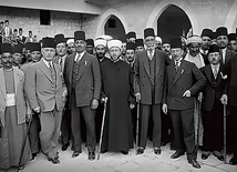 	W filmie znalazły się liczne archiwalne materiały filmowe. Na zdjęciu w środku Mufti Al-Hadżdż Amin, który konflikt narodowy zmienił w religijny.