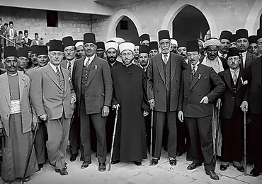 	W filmie znalazły się liczne archiwalne materiały filmowe. Na zdjęciu w środku Mufti Al-Hadżdż Amin, który konflikt narodowy zmienił w religijny.