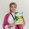 Katarzyna Dębowska ze swoją debiutancką książką dla dzieci.