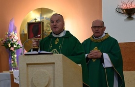 Ojciec Robert Krawiec OFM Cap., który przywiózł relikwie św. ojca Pio do Cygańskiego Lasu, sprawował Mszę św. za chorych z ks. proboszczem Wiesławem Ogórkiem SDS.