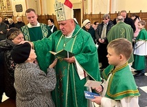 Bp Piotr Greger w kęckim sanktuarium MB Pocieszenia udzielił sakramentu namaszczenia chorych.