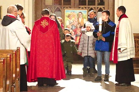 Relikwie oraz obraz beatyfikacyjny do świątyni wnieśli Małgorzata i Marcin Barcikowscy wraz z dziećmi: Henrykiem, Marią, Michaliną, Gabrielą, Joachimem i Nikodemem.