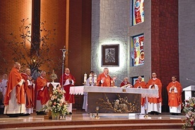 Bp Wiesław Szlachetka przewodniczył Mszy św., będącej centralnym  punktem TM, a jednocześnie kończącej w naszej archidiecezji peregrynację  relikwii błogosławionej rodziny Ulmów.